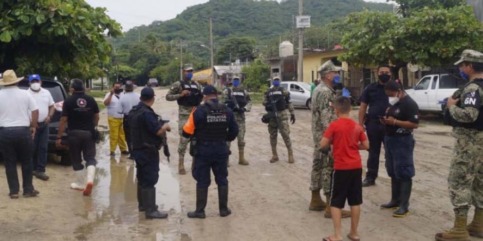 Personal del Ejército y de Protección Civil apoya a afectados por inundaciones en Oaxaca.
