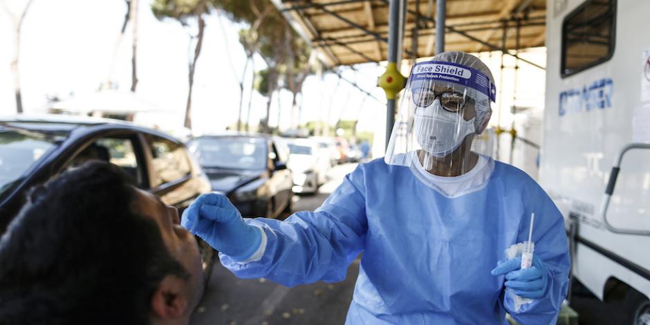 Realizan prueba del virus a un hombre en un hospital de Roma, Italia, ayer.