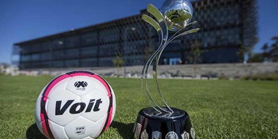El balón y el trofeo de la Liga MX Femenil.