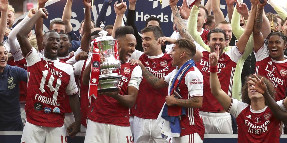 Jugadores del Arsenal con el trofeo de campeones de la FA Cup tras vencer al Chelsea en Wembley el pasado 1 de agosto.