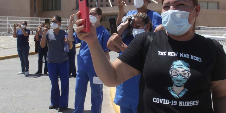 Personal médico agradece una serenata en reconocimiento a su labor en un hospital de Ciudad Juárez.