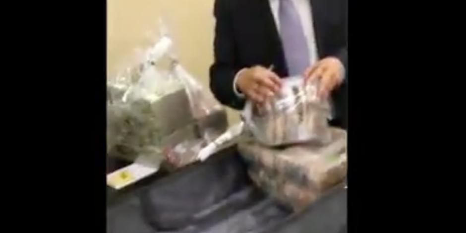En el video se aprecia la entrega de fajos de dinero.