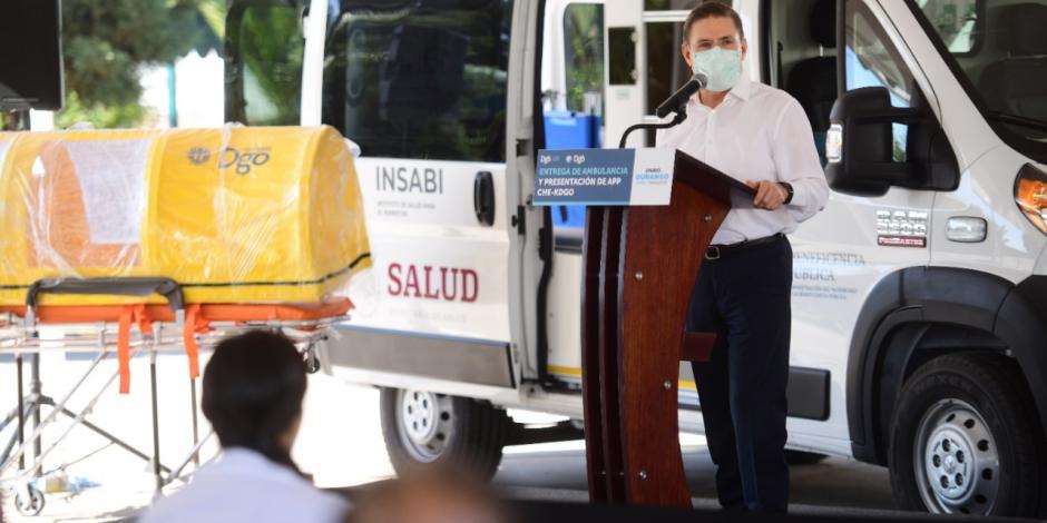 El gobernador Rosas Aispuro al entregar una ambulancia al Hospital de Salud Mental.