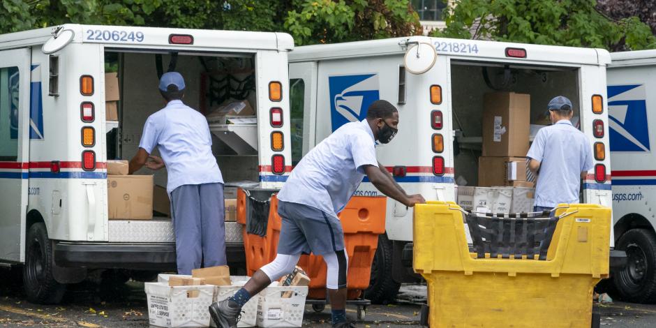Empleados del Servicio Postal de EU en una instalación de servicio en Virginia, el 31 de julio de 2020.
