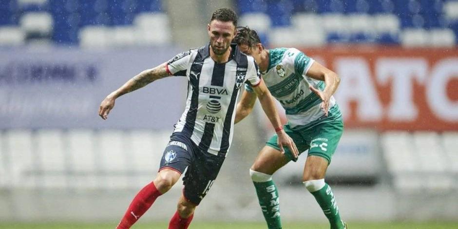 Layún conduce el balón en el partido entre Monterrey y Santos el pasado 8 de agosto.
