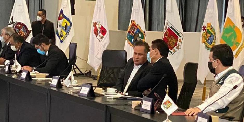 El gobernador Silvano Aureoles (segundo de derecha a izq.) dialoga con el titular de la UIF, Santiago Nieto, previo a la reunión de la Conago con el Presidente.