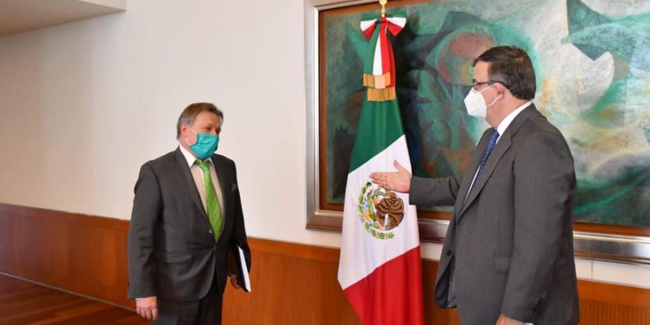 A la izquierda,Víctor K. Koronelli, embajador de la Federación de Rusia en México; a la derecha, Marcelo Ebrard, canciller mexicano