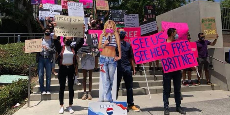 Fanáticos de Britney Spears durante la protesta