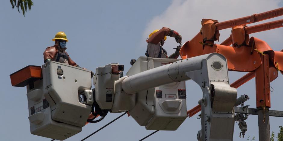 CIUDAD DE MÉXICO, 17AGOSTO2020.- Trabajadores de la Comisión Federal de Electricidad trabajan en cables de alto voltaje en la colonia Cuauhtémoc. 
FOTO: MOISÉS PABLO/CUARTOSCURO.COM