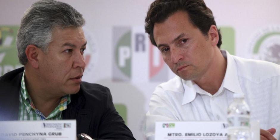 El exdirector de Petróleos Mexicanos, Emilio Lozoya (der), en imagen con el entonces senador David Penchyna (izq), quien fue señalado de recibir sobornos.