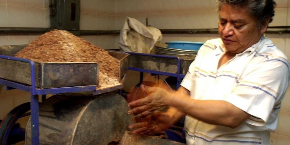 En la imagen de archivo, un productor de chocolate molido, en la capital oaxaqueña.