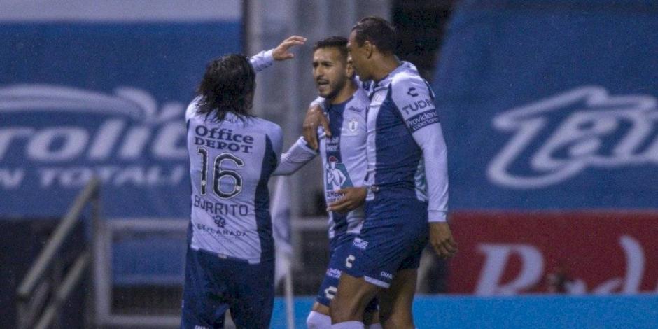 Jugadores de los Tuzos festejan el gol con el que derrotaron al Puebla en la Jornada 5.