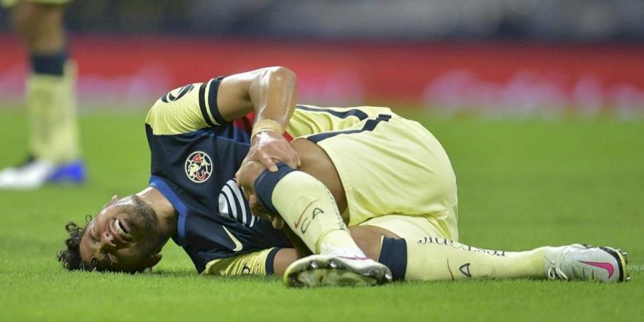 El defensa guaraní se lamenta después de su lesión.
