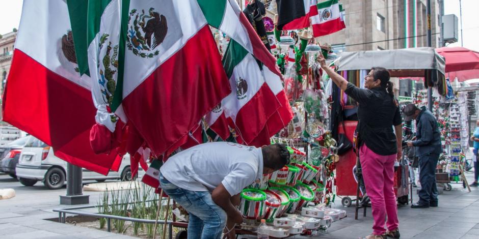 Venta de motivos patrios en el Zócalo de la Ciudad de México, el año pasado.