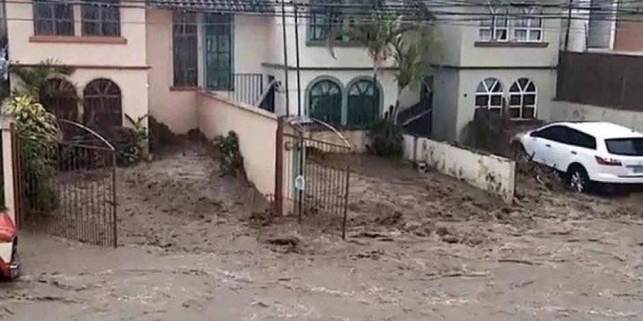 El agua se filtra en casas de Xalapa por las fuertes lluvias, ayer.