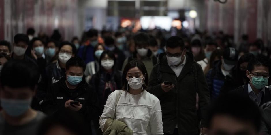 Personas con mascarilla recorren una estación del Metro en Hong Kong, en febrero pasado.