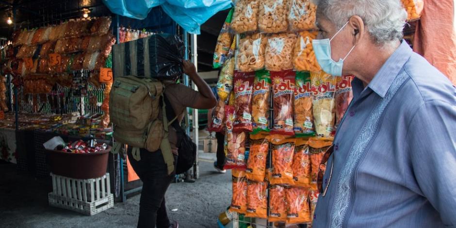 Un hombre contempla los productos de un puesto de chatarra, en la colonia Guerrero.