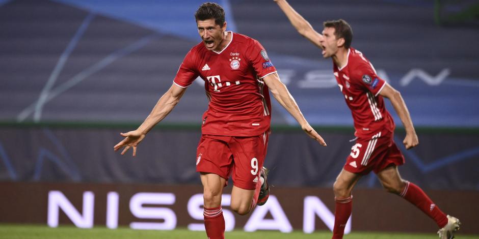 Robert Lewandowski y Thomas Müller festejan un gol del Bayern Múnich en la Champions League.