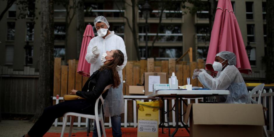 Una mujer es sometida a un hisopado para detectar el coronavirus, ayer, en París.