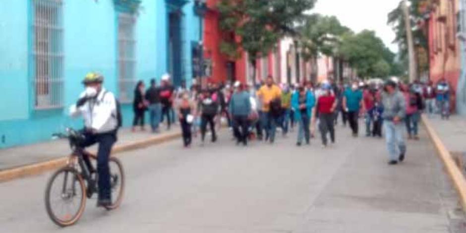Pobladores y comerciantes marchan hacia el Zócalo de Chiapas en rechazo a la prohibición de comida chatarra.