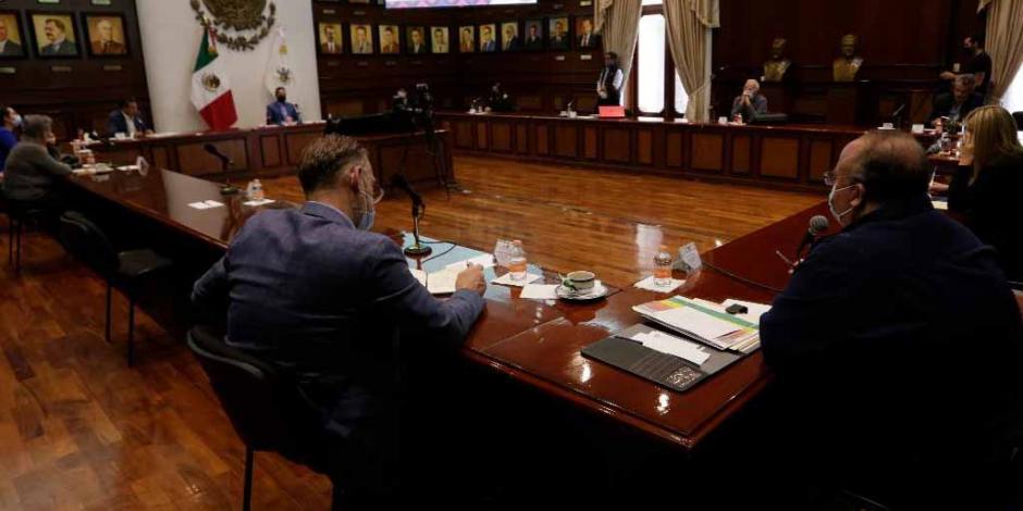 El gobernador Francisco Domínguez analiza junto a integrantes del Comité Técnico de Salud la reapertura económica en la entidad.