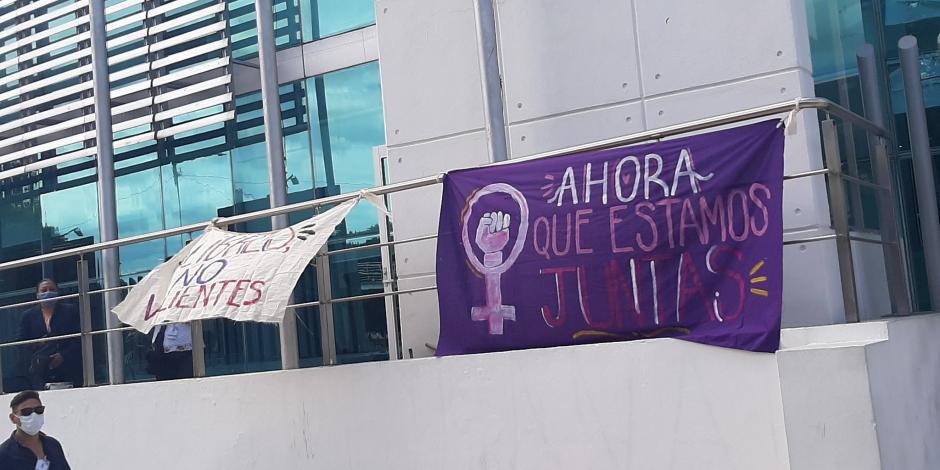 Colectivos feministas colocan mantas en las instalaciones de la FGE de Puebla.
