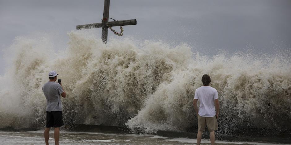 Residentes de Texas observan el impacto de una ola en High Island, ayer.