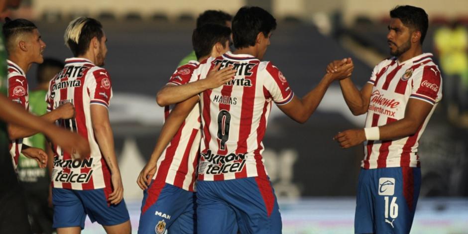 Jugadores del Guadalajara festejan un gol ante Juárez en la Fecha 4 del certamen.