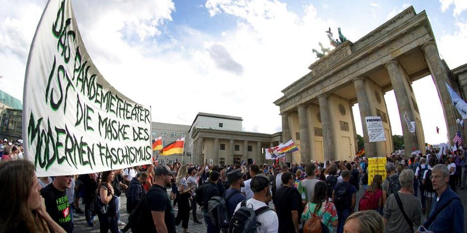 Activistas antivacunas y familias con niños apoyaban la frase "Merkel debe irse", que brotaban a menudo de la multitud..