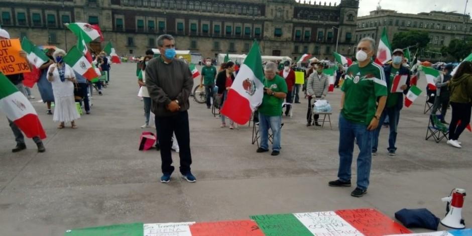 Lanzaron consignas como "Fuera López" y portaban banderas de México