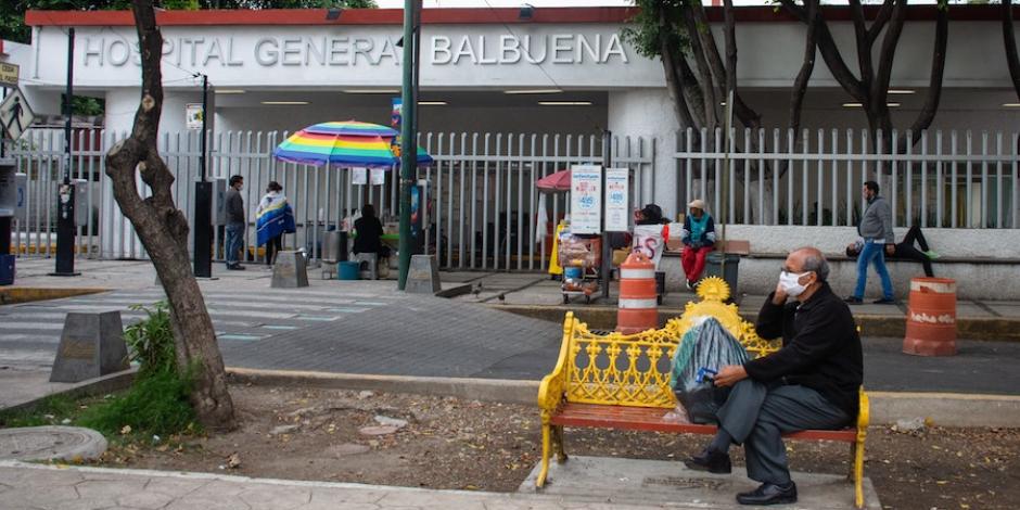El Hospital General Balbuena, en Venustiano Carranza, donde las personas esperan a familiares.
