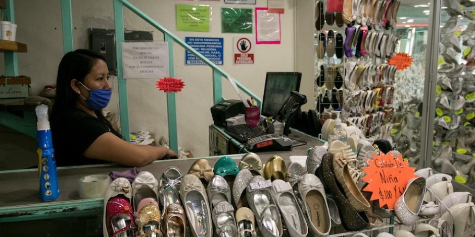 La encargada de una zapatería en la Lagunilla, acata las medidas sanitarias para recibir a sus clientes, el pasado 7 de agosto.