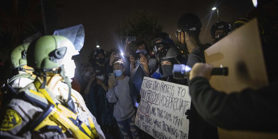 Manifestantes chocan con agentes de la policía de Los Ángeles en protestas tras la muerte de Dijon Kizzee.