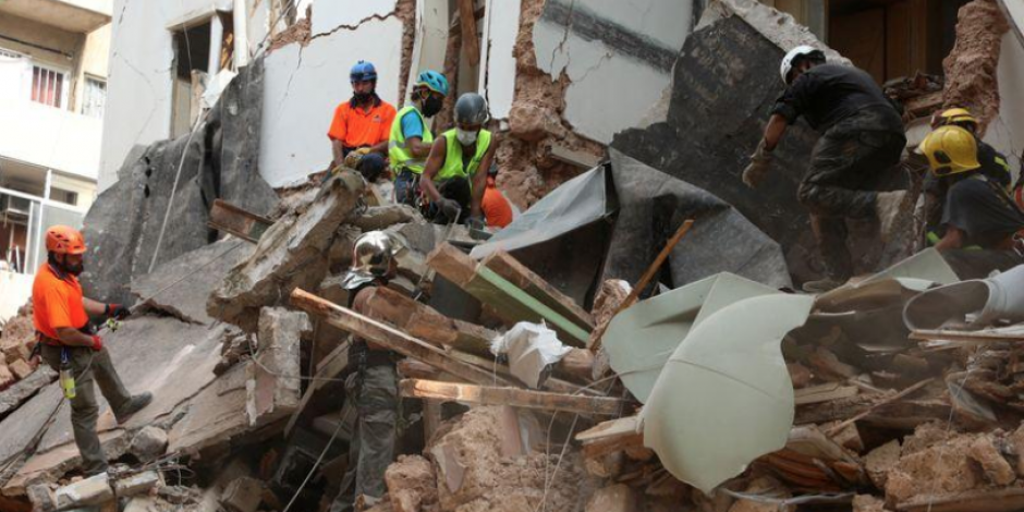 Rescatistas libaneses en uno de los edificios que quedaron reducidos a escombros.