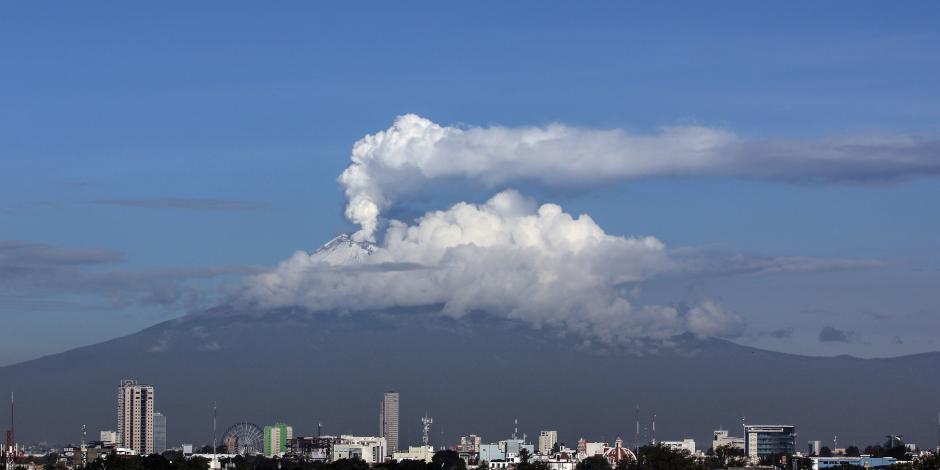 Una larga fumarola de vapor y ceniza volcánica captada el pasado 1 de agosto.