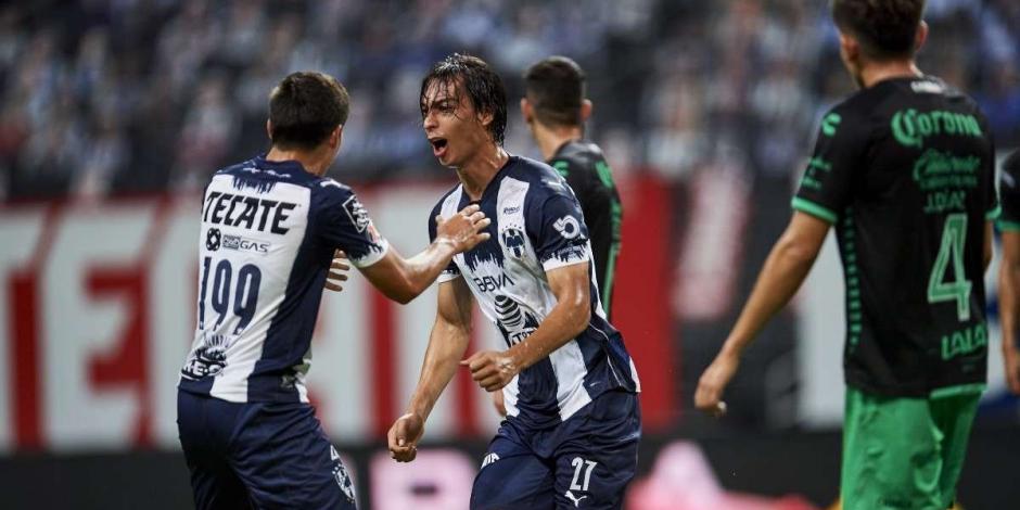 Jugadores del Monterrey festejan un gol contra Santos en la Fecha 3.