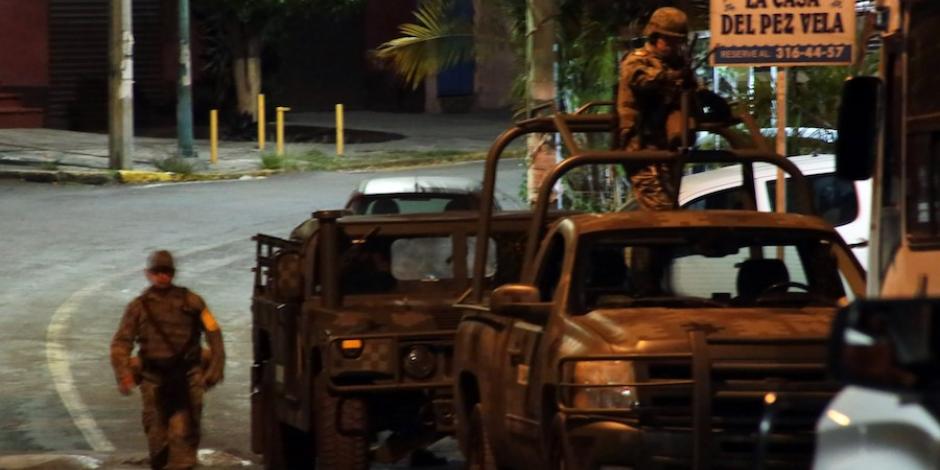 Militares recorren la zona del crimen, en Cuernavaca, el martes.