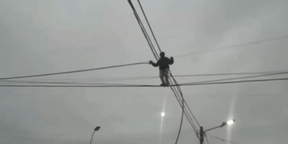 Ladrón se sube a cables de luz para robárselos