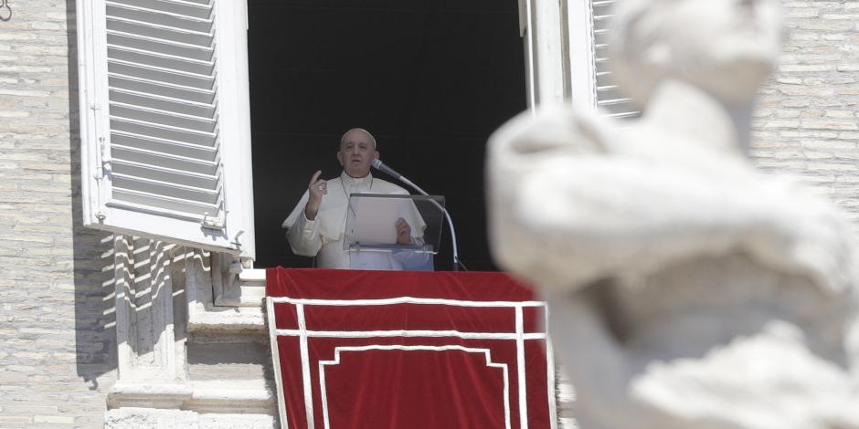 El papa Francisco, desde un balcón en la Plaza de San Pedro, en el Vaticano, este domingo.