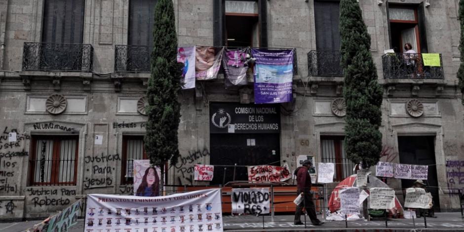 De manera pacífica Integrantes del colectivo "Ni una menos México" tomaron la sede de la Comisión Nacional de los Derechos Humanos (CNDH) ubicada en el Centro Histórico.