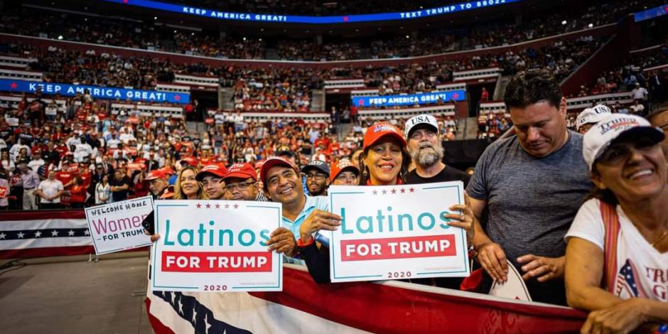 Seguidores latinos del presidente de Estados Unidos, durante un mitin este año.