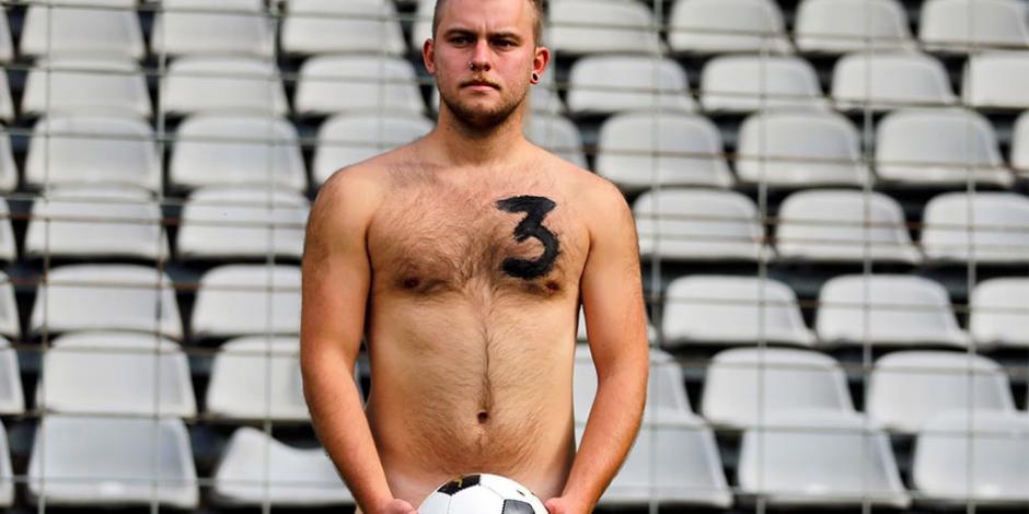 Futbolista desnudo antes de un partido de futbol entre Alemania y Holanda en protesta.