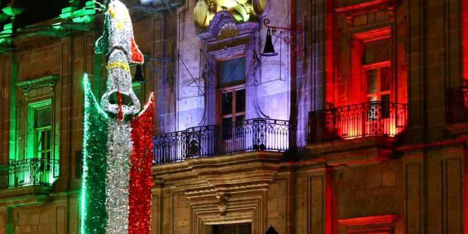 El Palacio de Gobierno de Michoacán luce el colorido de las fiestas patrias, pese a que este año no habrá evento masivo.