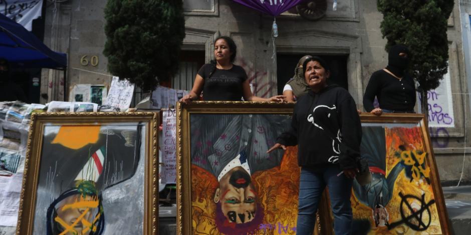 Erika Martínez y otras activistas, ayer, afuera de la sede de la CNDH.