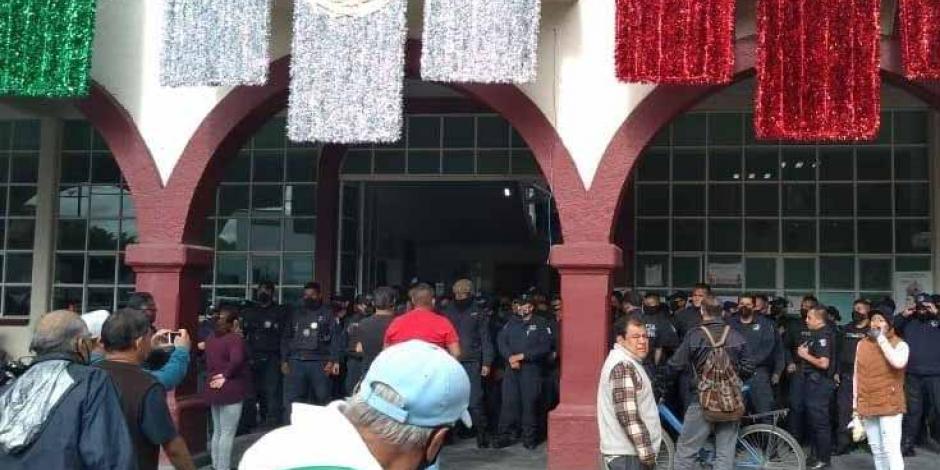 Elementos de seguridad pública resguardan el Palacio Municipal luego de la protesta de este lunes.