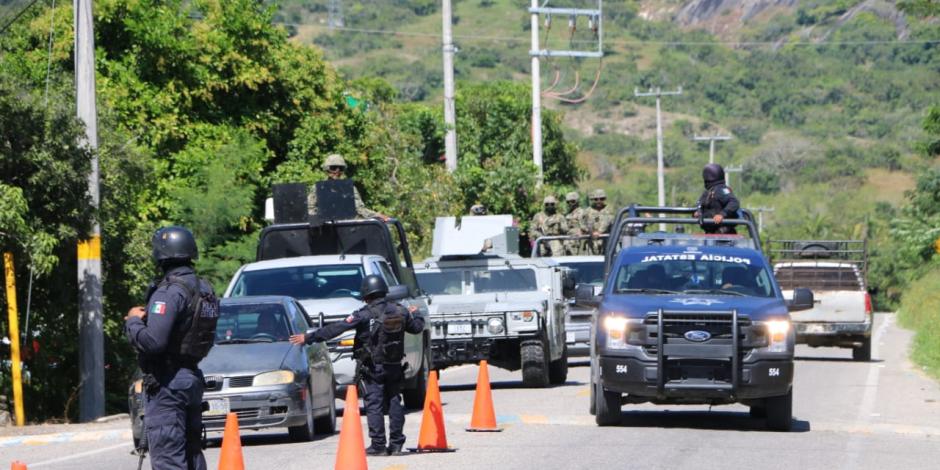 Agentes del estado de Guerrero vigilan una carretera.