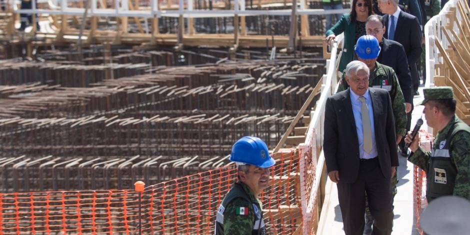 El Presidente Andrés Manuel López Obrador supervisando las obras del aeropuerto