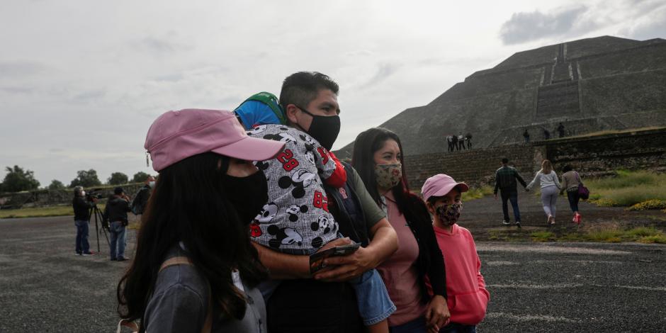 Turistas mexicanos visitan Teotihuacán en reapertura