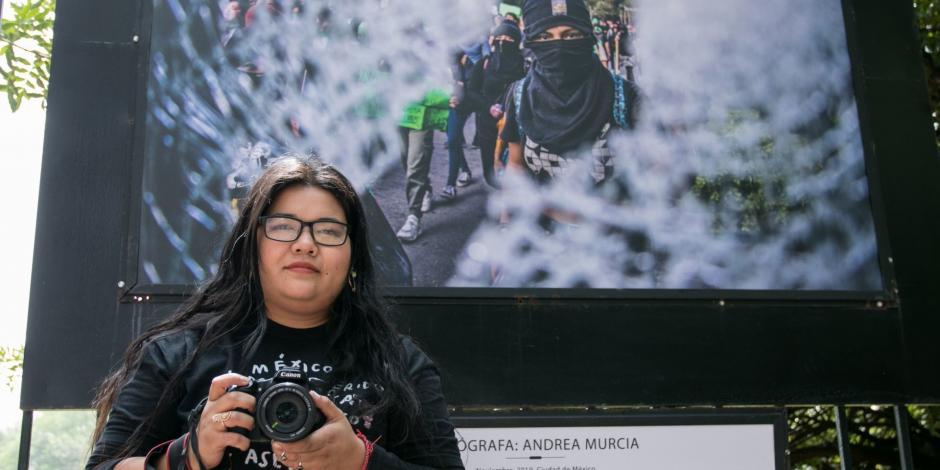 Andrea Murcia, fotoperiodista de la agencia Cuartoscuro, posa con su fotografía durante la inauguración de la exposición de fotoperiodistas "Desde Nosotras".
