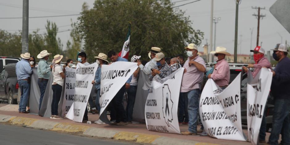 Productores del Valle de Juárez protestaron ayer en el puente internacional Córdova Américas, entre Juárez y El Paso, en defensa del agua de la entidad.